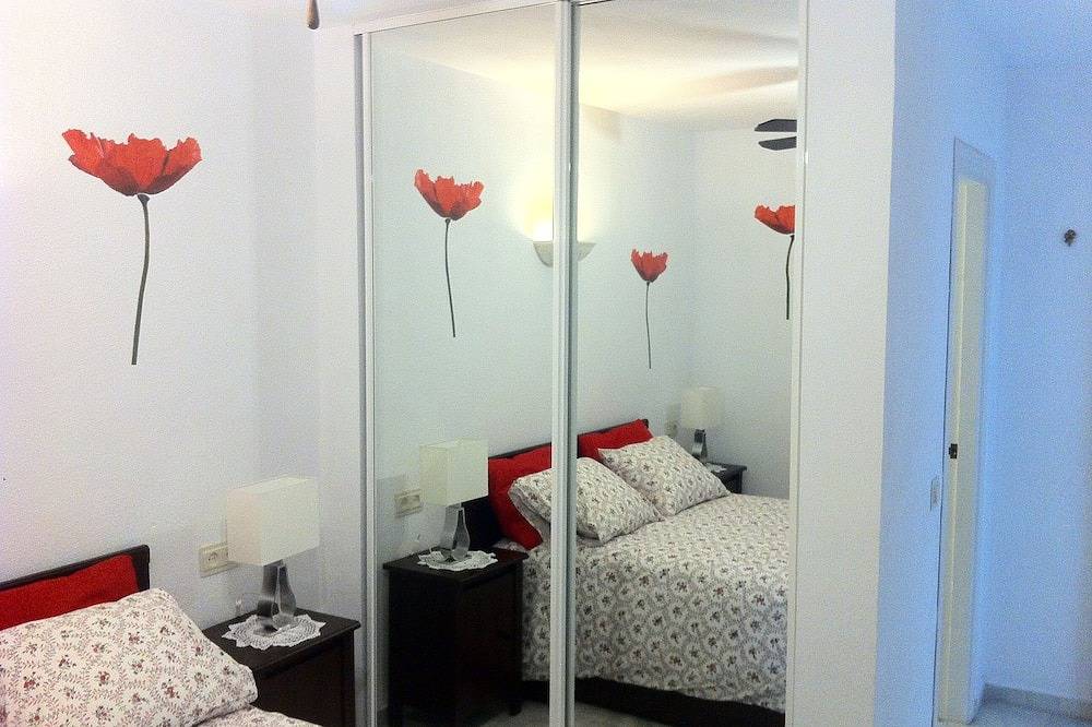 Apartamento entero, Lujosa Orientación Sur Apt Free Wi-Fi Uk Tv Impresionante Vistas Al Mar / Piscina + Ascensor / Elevador in La Cala de Mijas, Mijas