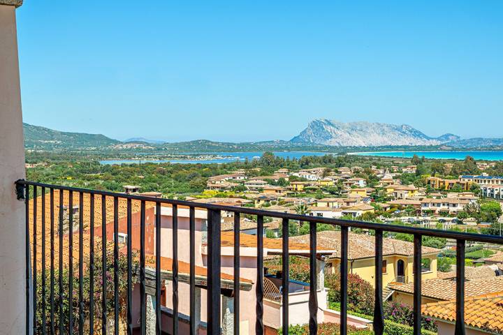 Entire apartment, Apartment 'Oltremare' with Sea View, Private Terrace and Air Conditioning in Suaredda-traversa, San Teodoro