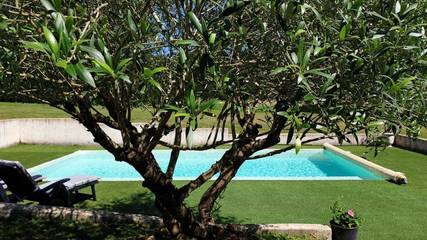 Maison d’hôte pour 2 personnes, avec vue et terrasse ainsi que jardin et piscine à Les Artigues-de-Lussac