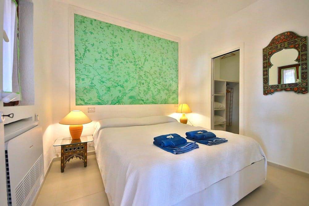 Cottage Dolcevita by Klabhouse -4Br w/Panoramic Hot Tube- shared pool in Palau (Sardegna), Gallura