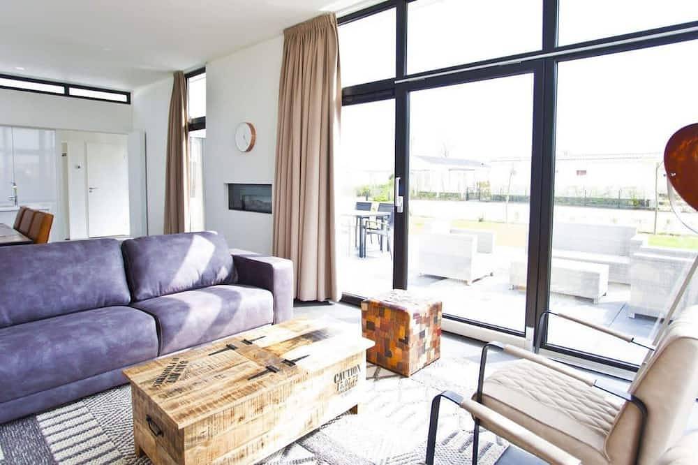Chalet with 3 bedrooms and a terrace with hottub in Veluwemeer
