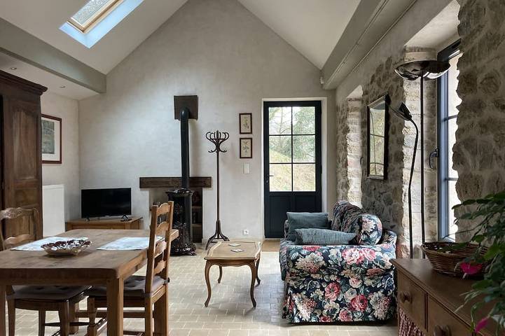 Ferienhaus mitten in der Natur am Fluss. Das Hotel liegt in Auxois Morvan. in Montigny-Saint-Barthélemy, Montbard und Umgebung