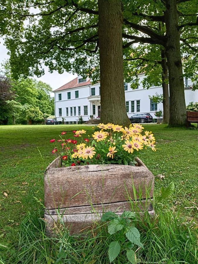 Ferienwohnung für 5 Personen, mit Garten und Sauna sowie Ausblick in Behren-Lübchin