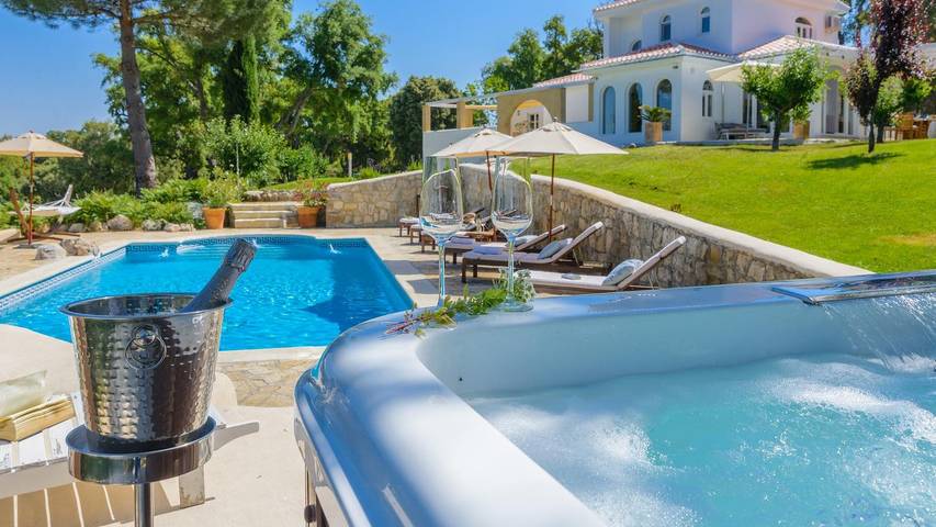 Villa for 8 people, with balcony/terrace and hot tub as well as pool - 1