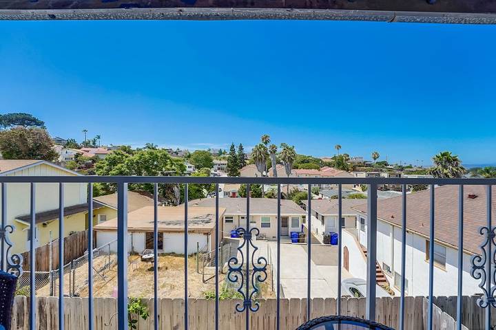 Vacation house for 8 people, with hot tub and yard, with pets in San Diego