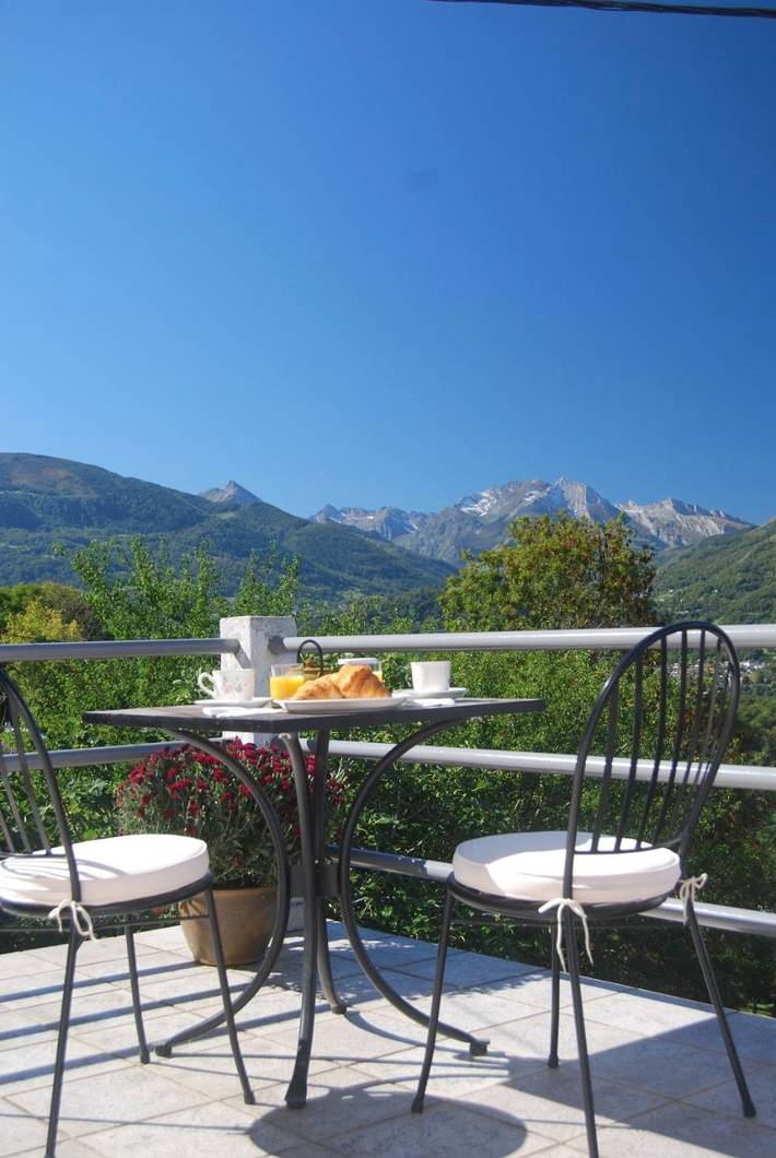 Location de vacances pour 2 personnes, avec terrasse ainsi que jardin et vue à Saint-Pastous