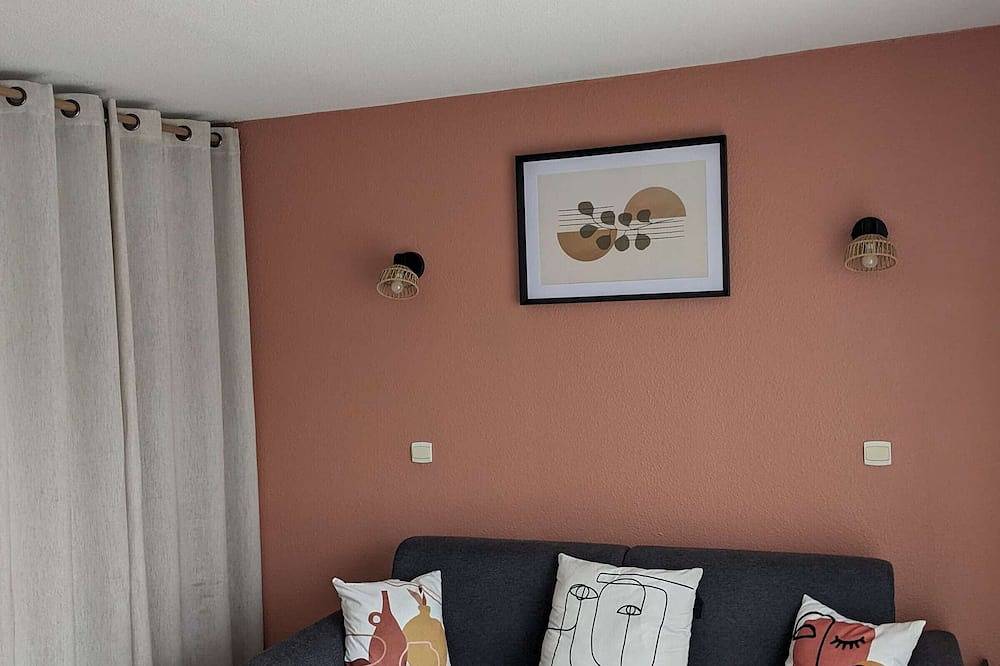 Charming 3-Room Duplex, Pool Access, Pet-Friendly, Wifi, Parking - Sleeps 6 in Salavas, Ardèche