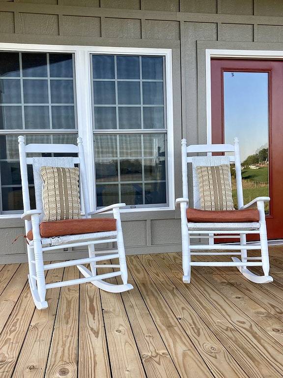 One room cabin set on our farm for a peaceful getaway. in Union Hall, Smith Mountain Lake