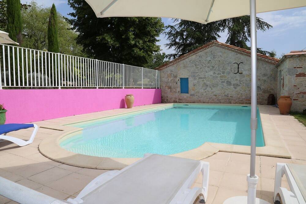 Old house, charm and calm assured. For eight people in Montpezat, Agen region