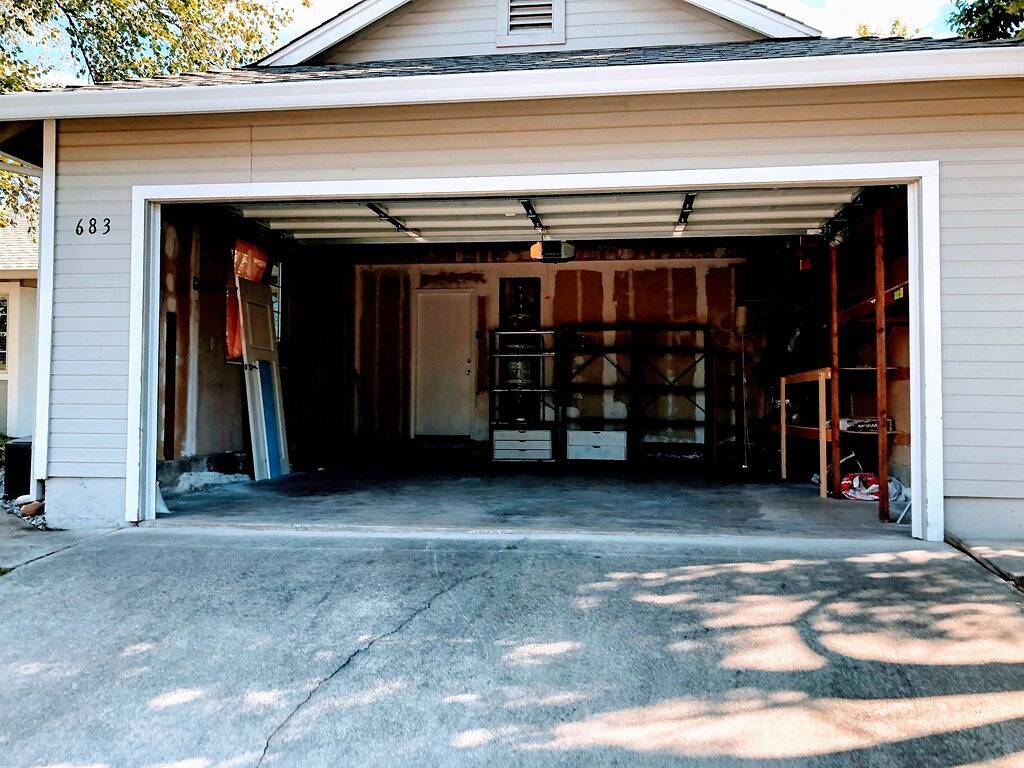 Pfefferbaumhaus. Zentrale Lage, schöne, ruhige Gegend, auf einem Hügel in Redding, Shasta County