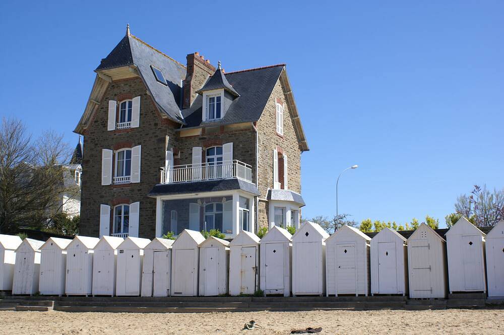 Pies de la casa en el agua in Saint-Briac-sur-Mer, Región de Saint-Malo
