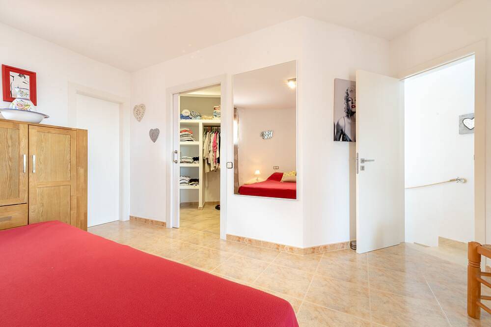 Modern-Mediterranean villa, large pool, sea view, lots of beach, sleeps 10 in Alcalà de Xivert, Costa del Azahar