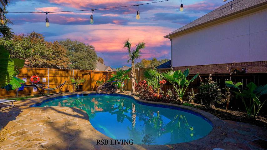 Vacation rental for 12 people, with lake view and yard as well as balcony, kid friendly in Grand Prairie