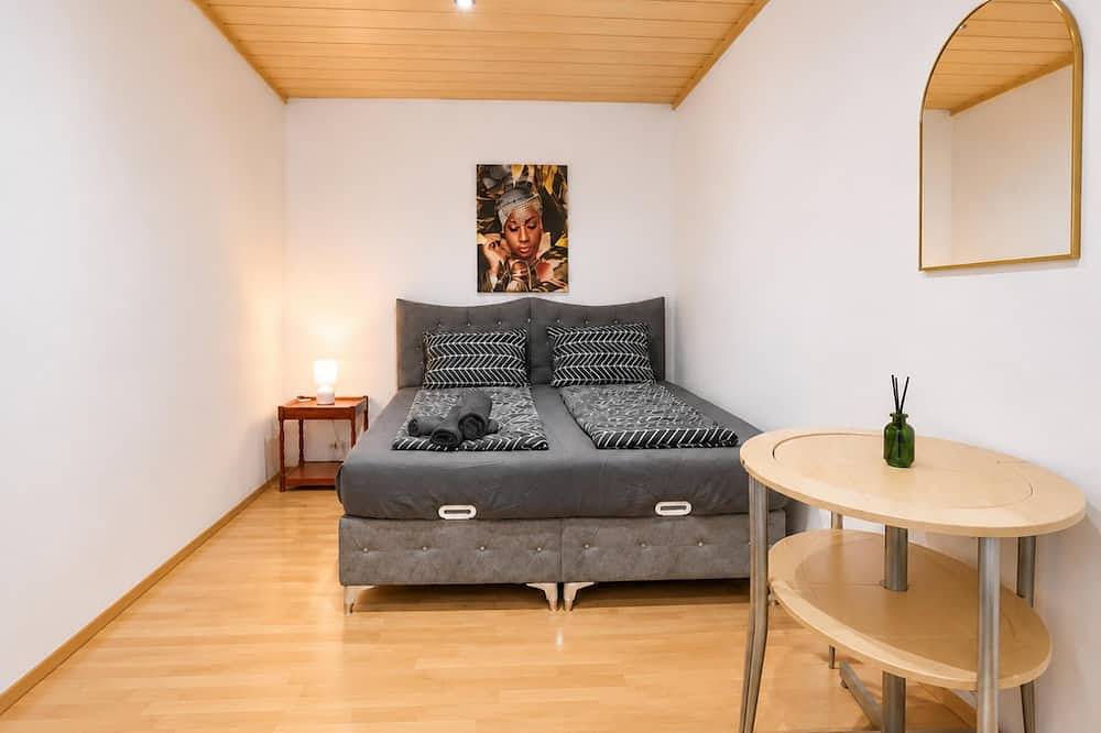 Ganze Wohnung, Bright Room w/ Desk | Walk to Fac Platz in Floridsdorf, Wien