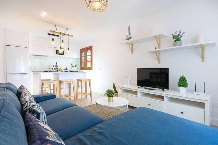 Entire apartment, Stylish Holiday Apartment "Vela" Close to the Beach with Wi-Fi & Terrace in Honda Beach, San Bartolomé