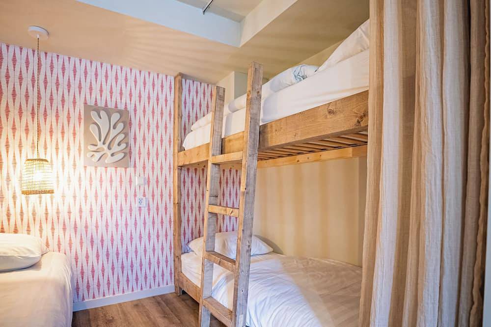 Ganze Wohnung, Hotel Nine Zandvoort - Room 1: 2 Erwachsene, 2 Kinder in Zandvoort, Niederländische Nordsee
