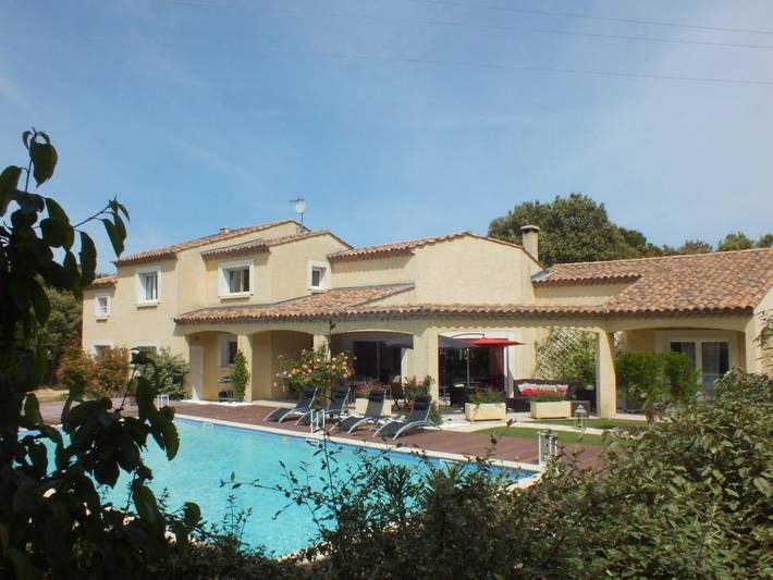 Chambre d’hôte pour 3 personnes, avec piscine et jardin ainsi que vue et terrasse à Vacquières