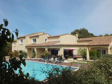 Chambre d’hôte pour 3 personnes, avec piscine et vue ainsi que terrasse et jardin à Vacquières