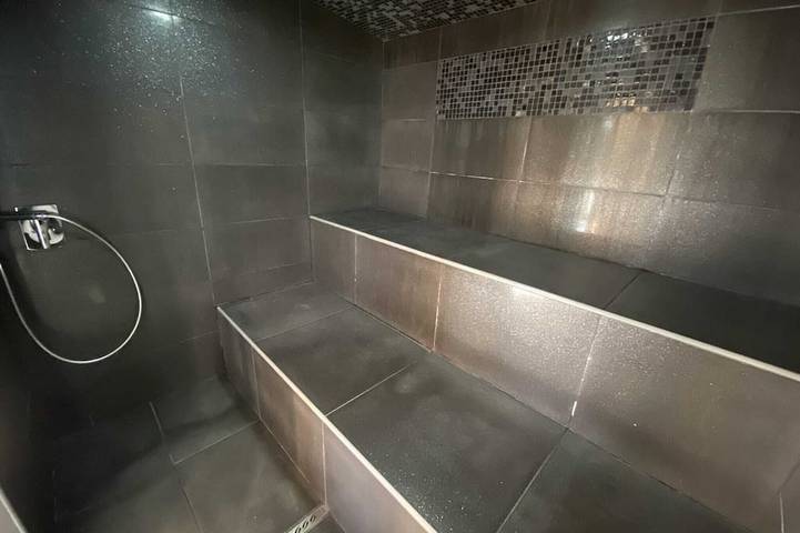 Casa de 4 a 800 m de playa, piscina climatizada, jacuzzi, sauna, baño de vapor, gimnasio. in Sainte-Lucie de Porto-Vecchio, Zonza