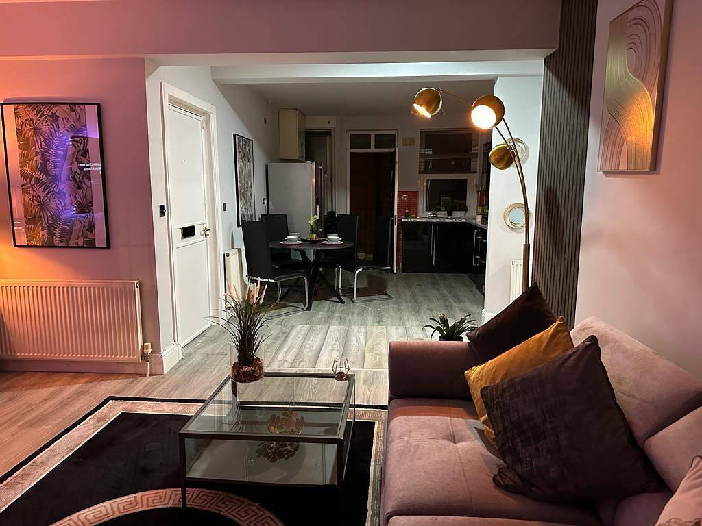Ganze Ferienwohnung, 1 Bed Flat - Sleeps 2 - Jacuzzi - Parking - Wifi in Birmingham, Birmingham und Umgebung