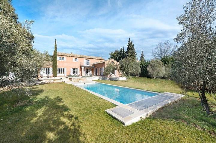 Location de vacances pour 12 personnes, avec jardin ainsi que jacuzzi et terrasse à Saint-Siffret