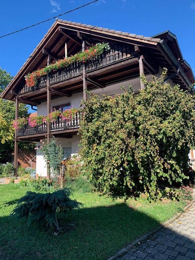 Ferienwohnung für 2 Personen, mit Balkon und Terrasse sowie Ausblick in Rheinhausen