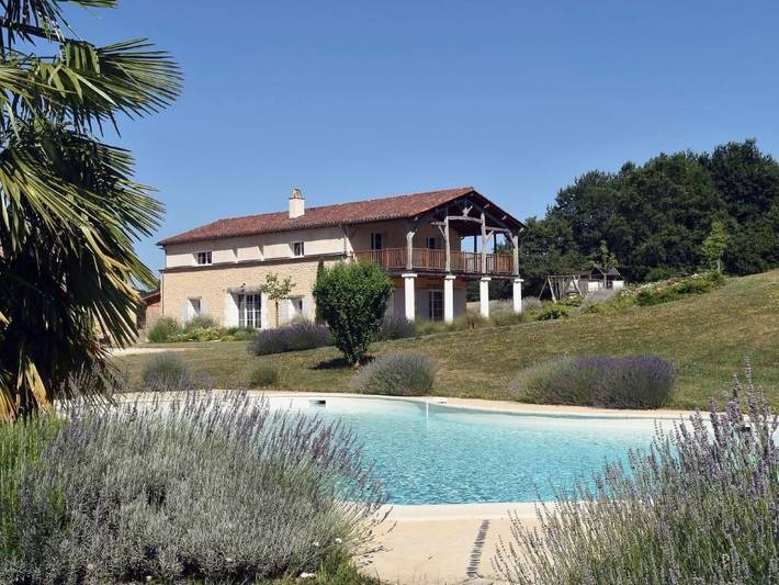 Location de vacances pour 2 personnes, avec terrasse ainsi que jardin et piscine à Cause-de-Clérans