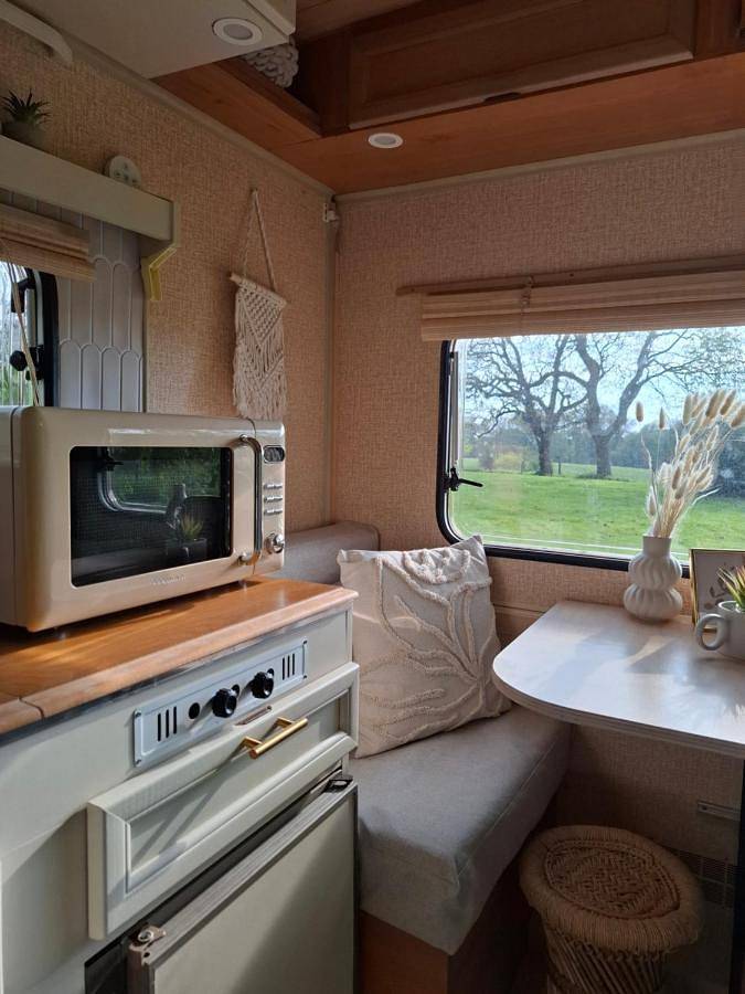 Location de vacances pour 2 personnes, avec terrasse ainsi que vue et jardin à Fosses-la-Ville - 3