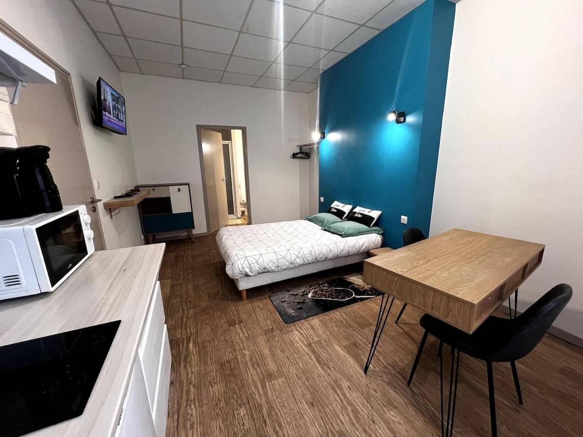Appartement entier, Beau Studio dans une rue au calme en Centre Ville de Niort proche de la Gare in Niort, Région de Niort