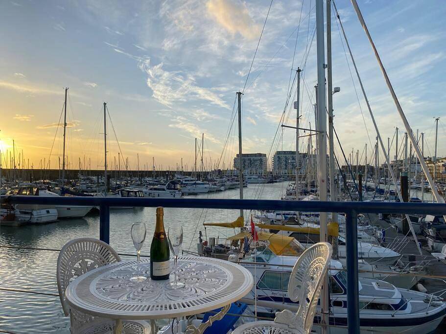 Entire apartment, Seascape - Floating Home at Brighton Marina with free Parking in Brighton Marina, Brighton