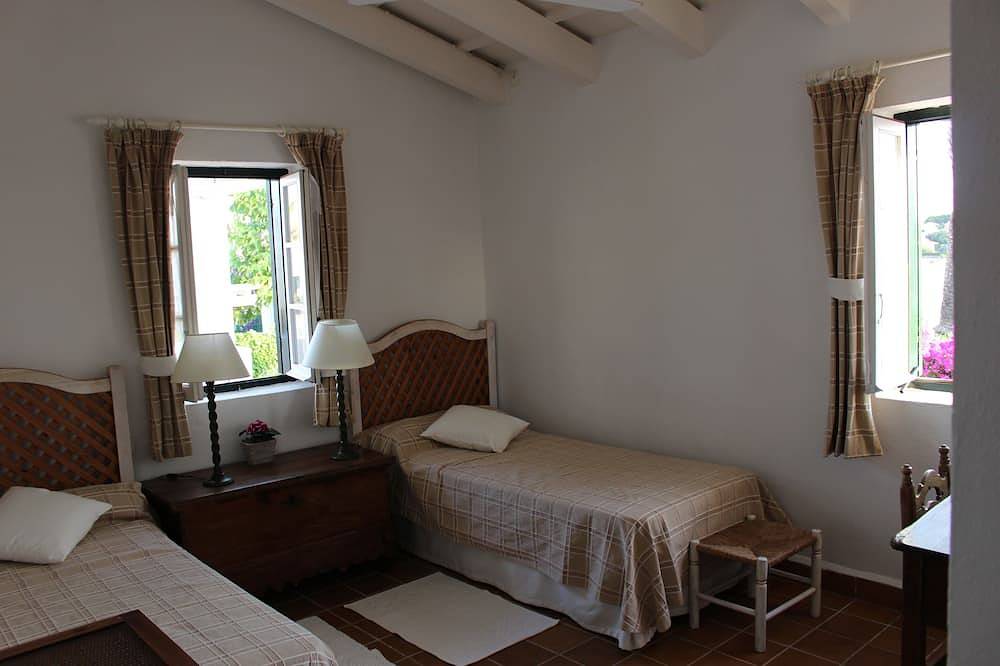 Casa “La Roca” frente al mar en exclusivo complejo residencial in Sant Climent, Maó