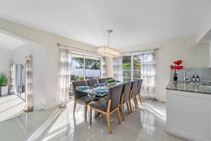 Vacation rental for 10 people, with hot tub and yard in Riviera Beach