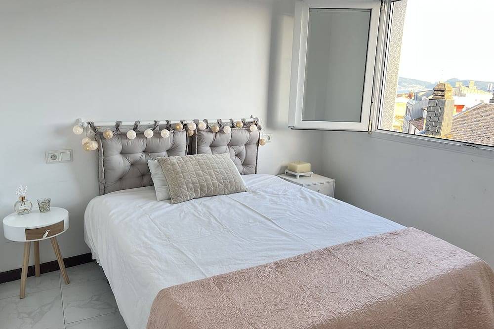 Entire apartment, Apt Sanxenxo one minute from the beach, views with garage and elevator. 8 pax in Sanxenxo, Rías Baixas