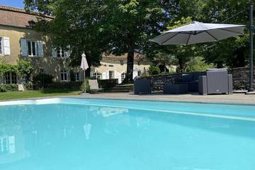 Gîte pour 14 personnes, avec jardin ainsi que jacuzzi et terrasse, animaux acceptés à Valroufié