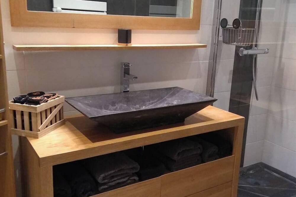 Beautiful comfortable gite, private pool and enclosed garden, pets welcome in Argilliers, Nimes region