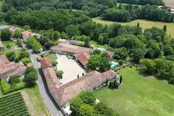 Gîte pour 27 personnes, avec jardin à Criteuil-la-Magdeleine