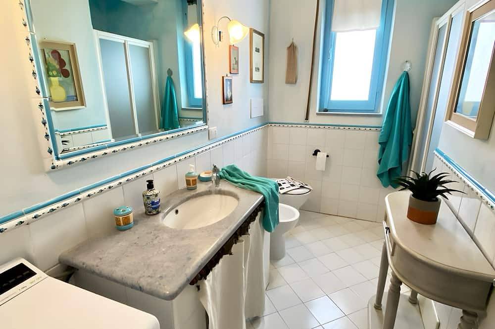 Entire apartment, La Terrazza - Apartment with Sea View Terrace for Families Seeking Relaxation in Torregrande, Oristano