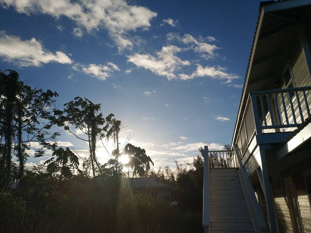 Ocean Breeze Inn 1 Queensize-Bett, 1 Vollbad, privater Balkon und privater Eingang in Hawaiian Paradise Park, East Puna