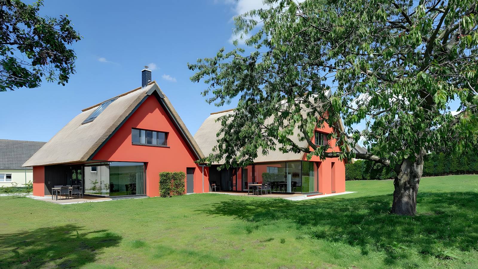 Thatched Roof Meets Modern Comfort: Holiday Home Wreechen 25, House 1, up to 6 Guests in Wreechen, Putbus