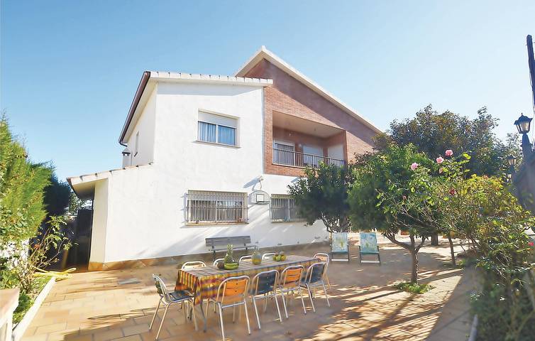 Apartamento para 14 personas, con Terraza y Jardín en Tordera