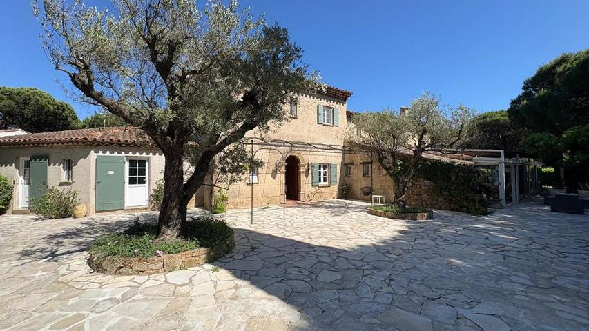 Ferienwohnung für 3 Personen, mit Terrasse und Garten sowie Pool und Ausblick in Pampelonne