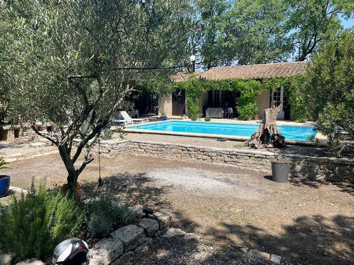 Location de vacances pour 6 personnes, avec jardin ainsi que vue et piscine à Arpaillargues-et-Aureillac - 2