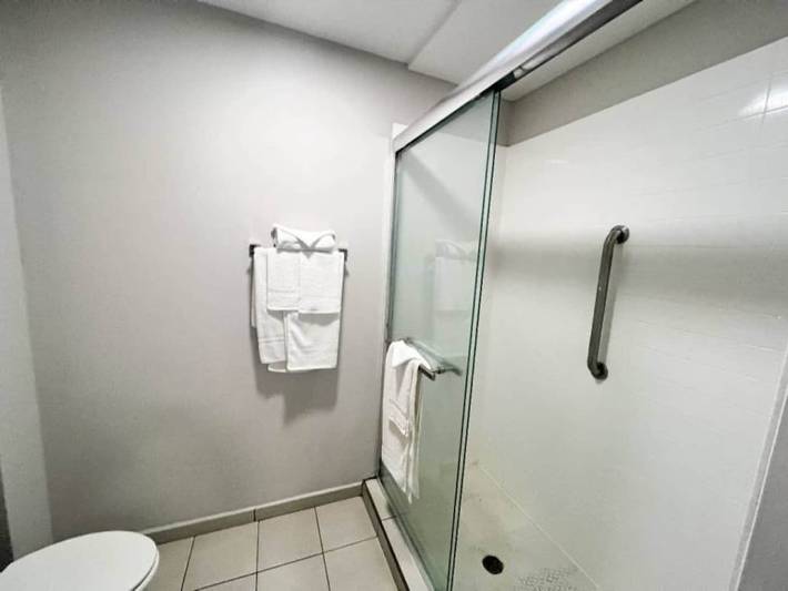 Apartamento entero, 1 cama tamaño queen | Mob Acc Ri Shwr Nsmk Micfridg in Nueva Jersey