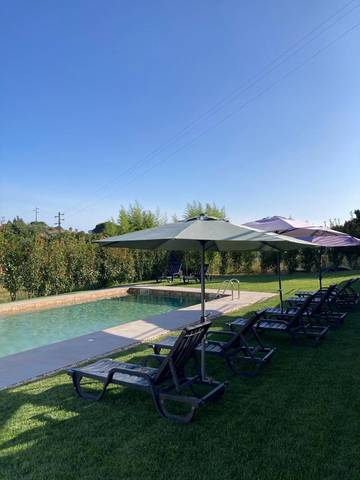 Cottage pour 2 personnes, avec piscine ainsi que jardin et vue dans Tondela