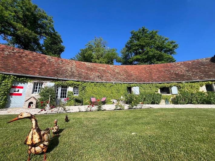 Chambre d’hôte pour 2 personnes, avec jardin ainsi que vue et piscine à Quingey