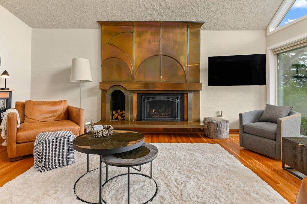 Stunning Panoramic River and Mountain Views, Huge Covered Decks, Fire-Pit, Ping Pong, Gym, & More in Camas (Washington), Washington