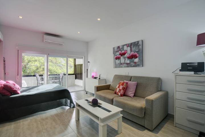 Entire apartment, Apartment 'Right in The Golden Mile 200 Metres' with Shared Pool, Wi-Fi and Air Conditioning in Marbella West, Marbella