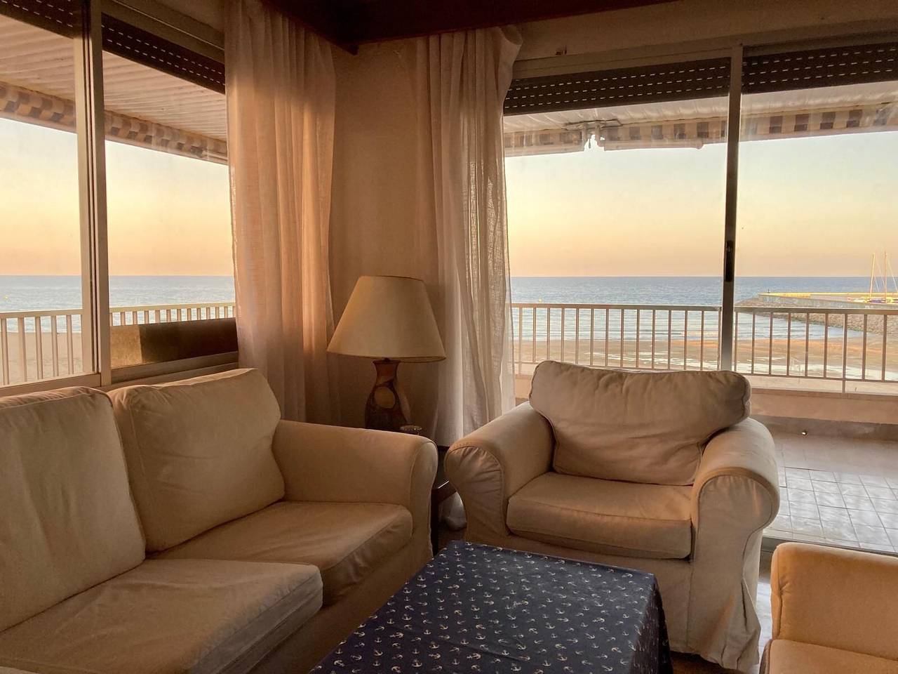 Ganze Wohnung, Ferienwohnung 'En Primera Línea De Mar' mit Meerblick, Gemeinschaftspool und Wlan in Roda de Berà, Costa Dorada