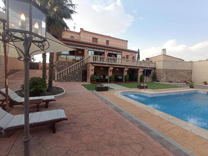 Casa rural para 13 personas, con terraza y piscina además de jardín y vistas en Almonacid de Toledo