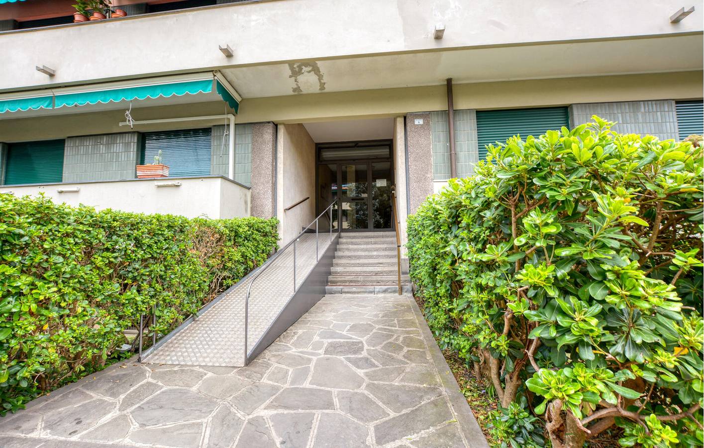 Entire holiday apartment, Cozy Beachside Apartment with Terrace & Parking in Rapallo (City), Rapallo